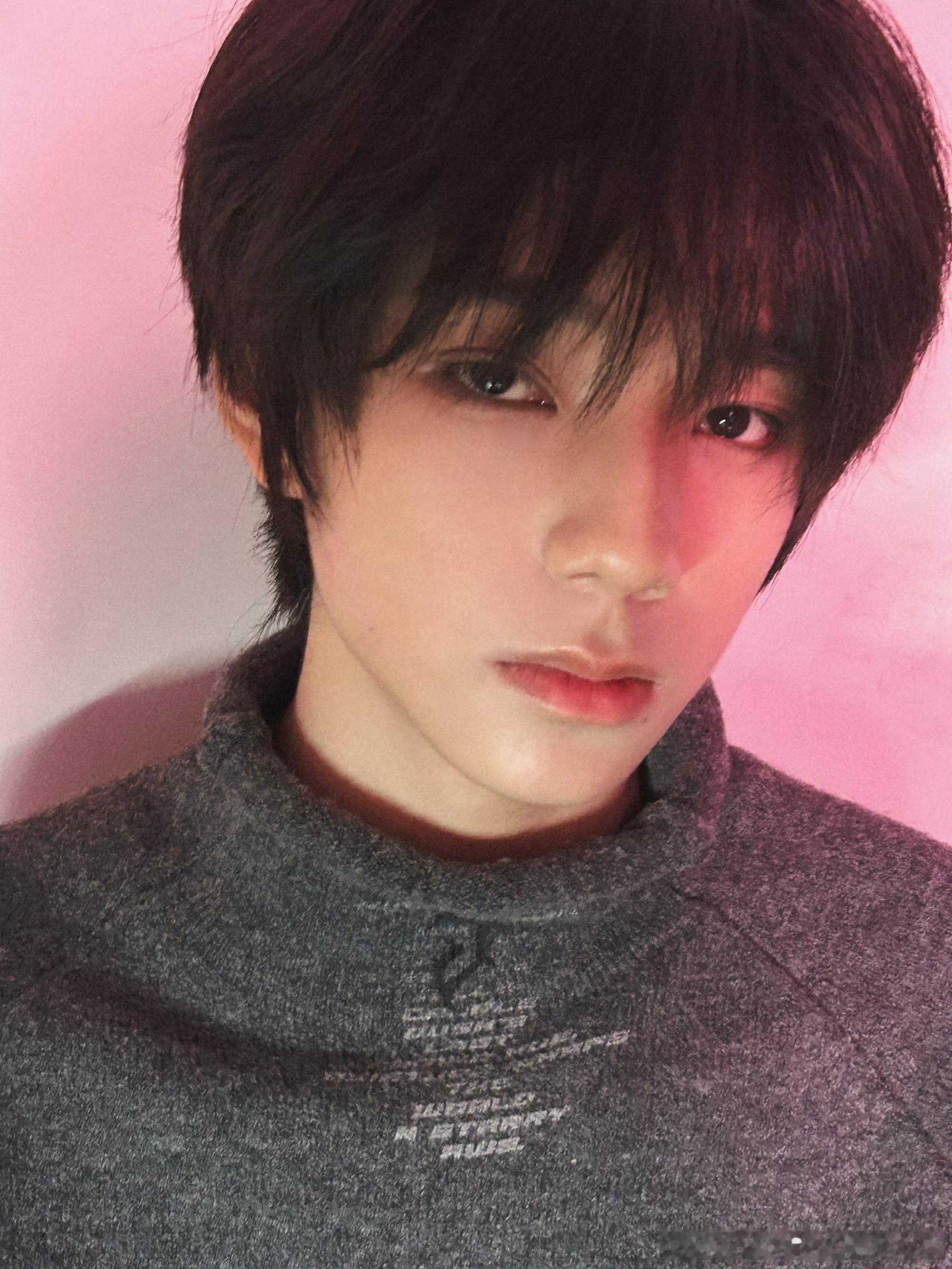 王橹杰库存照王橹杰发了库存照，好优越的脸好帅的小杰