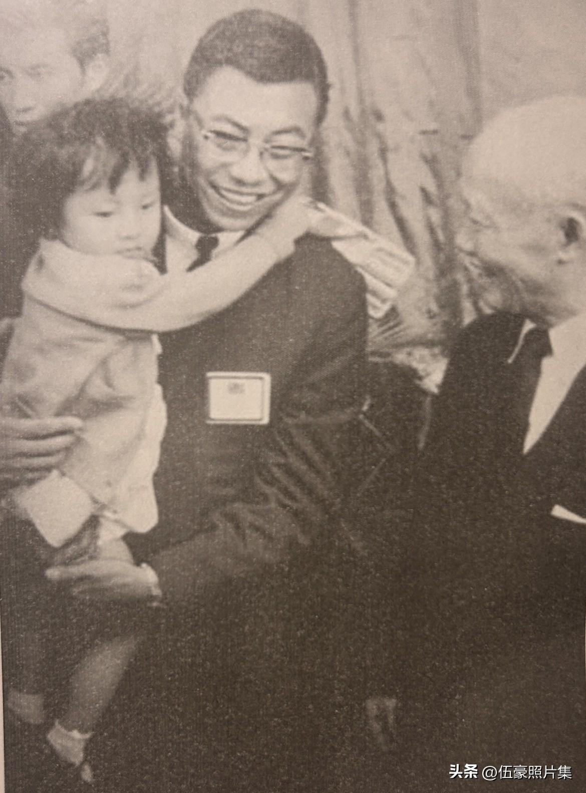 1963年，陈诚（右一）与香港电影导演李翰祥（右二）交谈的场景。李翰祥是香港邵氏