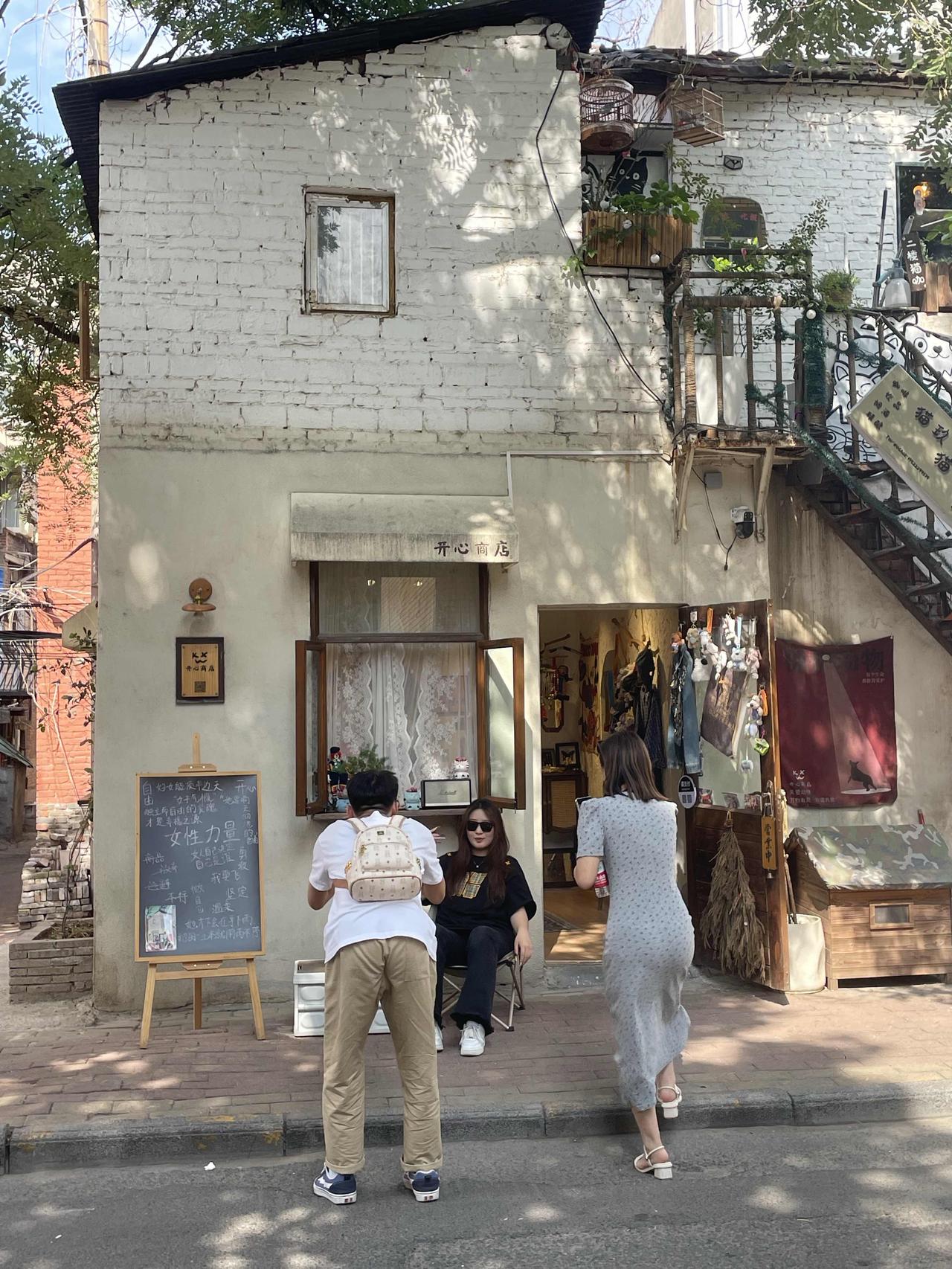郑州海滩街为什么没有以前热闹了？

六月初的一天下午，阳光已经有些灼热，从熙熙攘