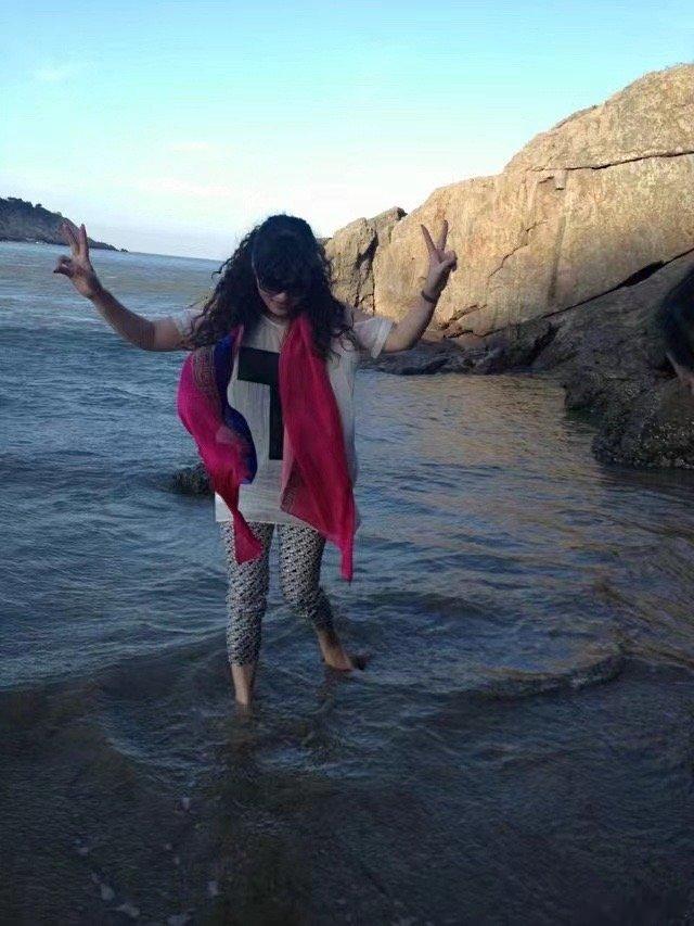 我终于知道我为什么对拉美卷有执念了，因为妈妈以前有很漂亮的一头拉美卷耶！[哈哈]