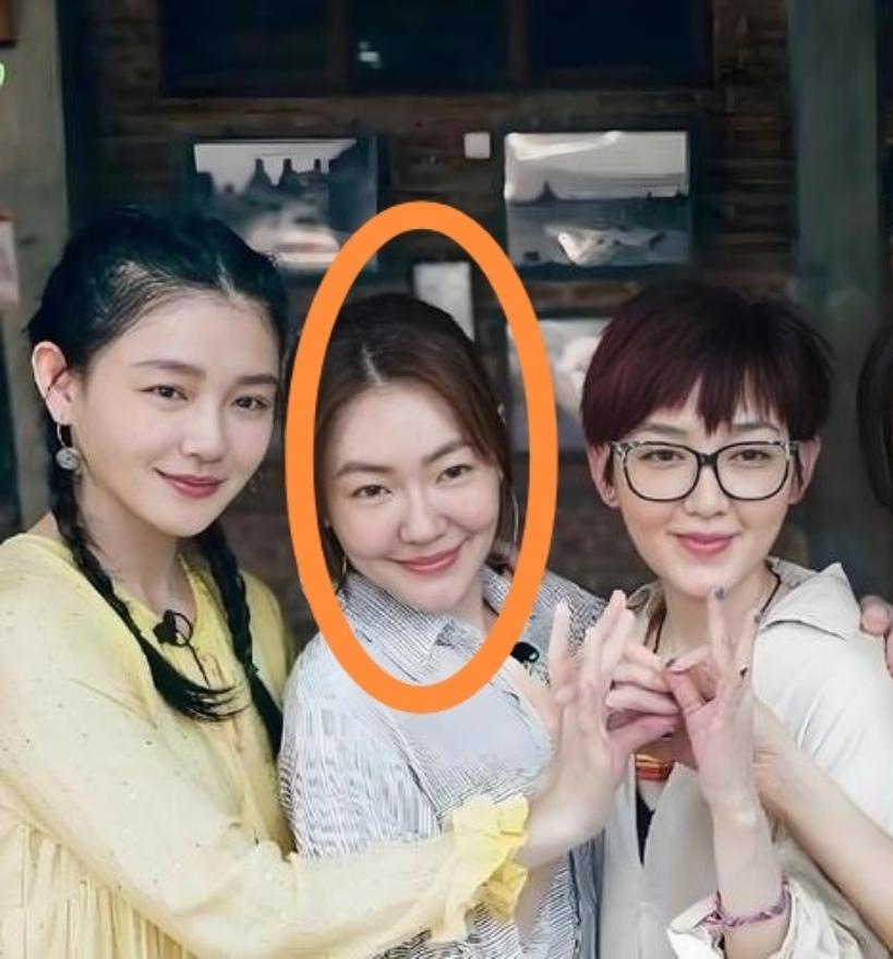 不得不说，大S和小S在有些地方长得就像反过来一样。大S的脸型偏短偏宽，线条柔和，