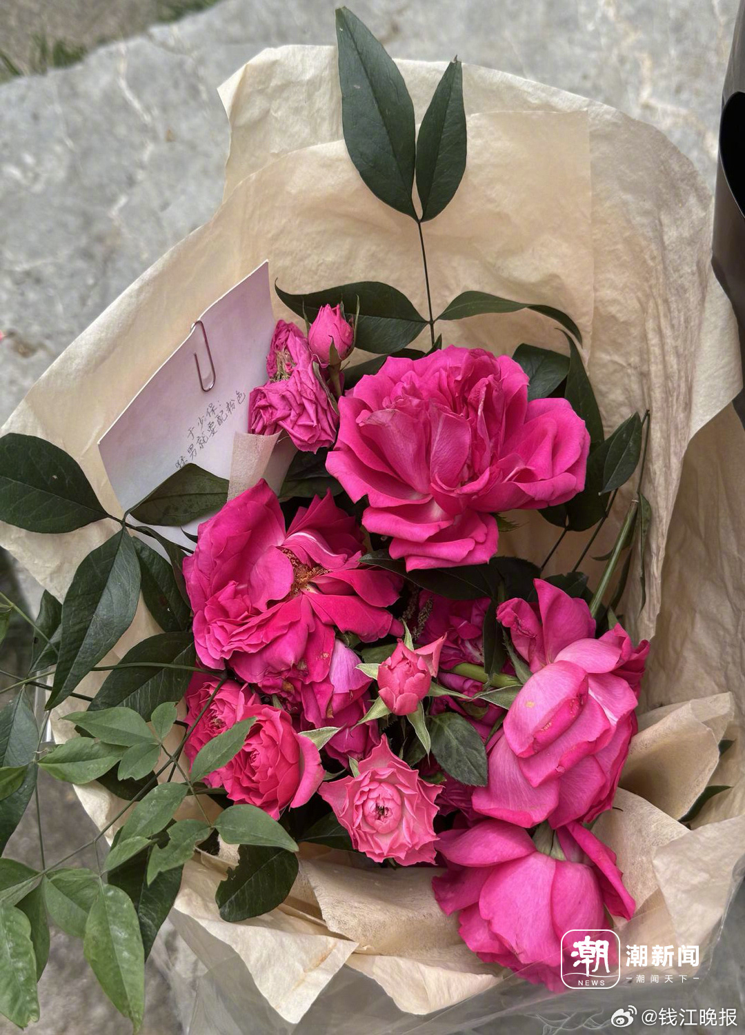 #年轻人在岳飞墓前敬酒#【岳飞墓前敬酒，于谦墓前送止咳药：清明节，年轻人“重逢”