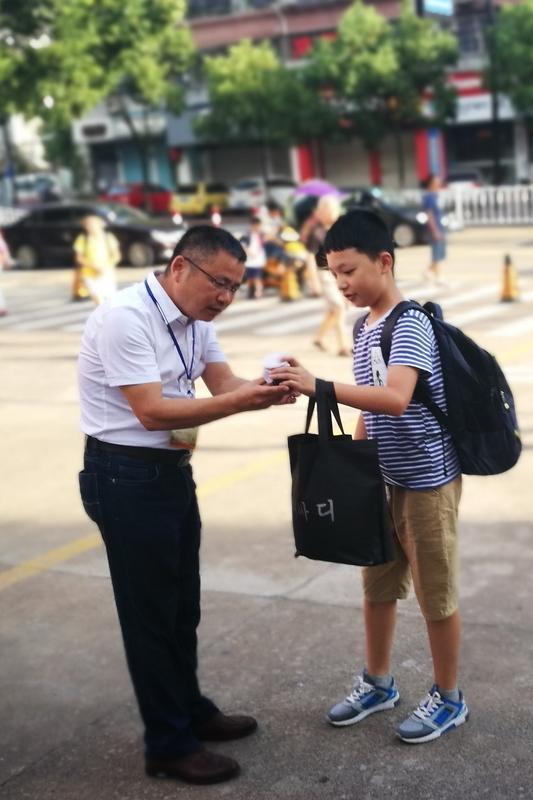 最不喜欢学校会议，校长能几句话让老师冰火两重天。
开学第一次会议，本来同事们都已