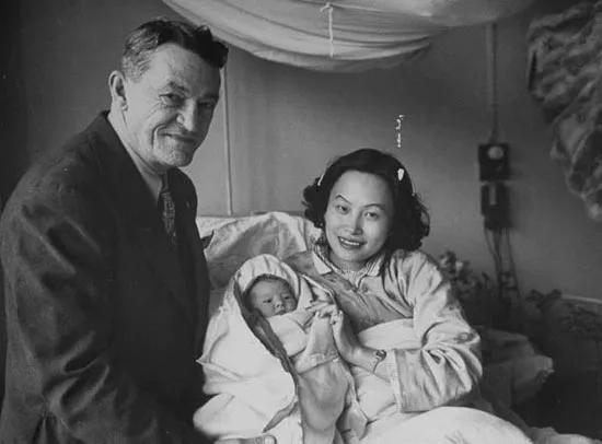 1949年，陈纳德和陈香梅夫妇以及他们的孩子在广州拍摄的一张照片。

陈纳德：美