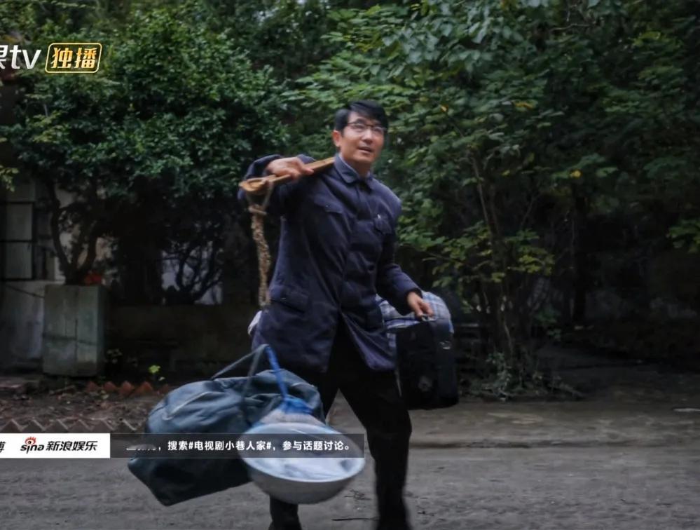 郭晓冬在干什么？
电视剧《小巷人家》中的范老师（郭晓冬饰演）肩挑扁担一头棉被一头