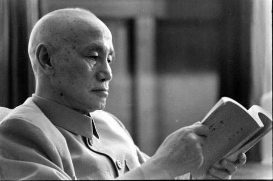 1948年蒋介石飞到沈阳部署救援锦州，东北国军将领顿感末日来临：老头子亲自指挥完