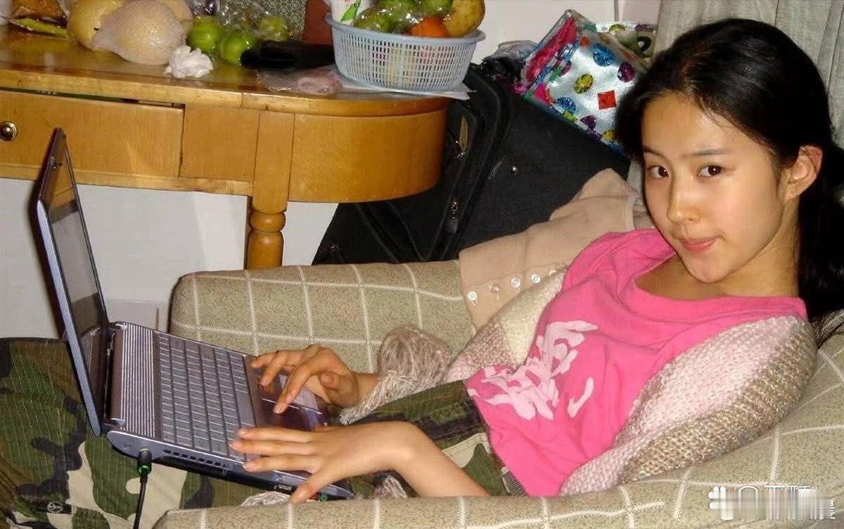 2002年，15岁的刘亦菲在家拍了张照片。明明她颜值出众，可大家的目光却都被她手