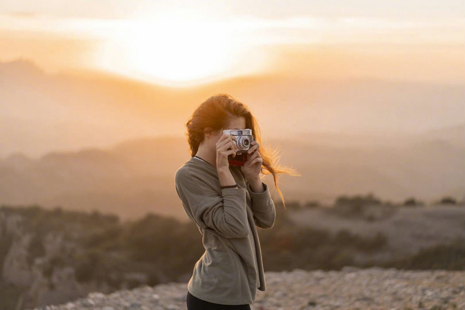稻盛和夫的一段话，通透而理智：“停止暴露自己,学会隐藏自己。这世间最傻的行为,就