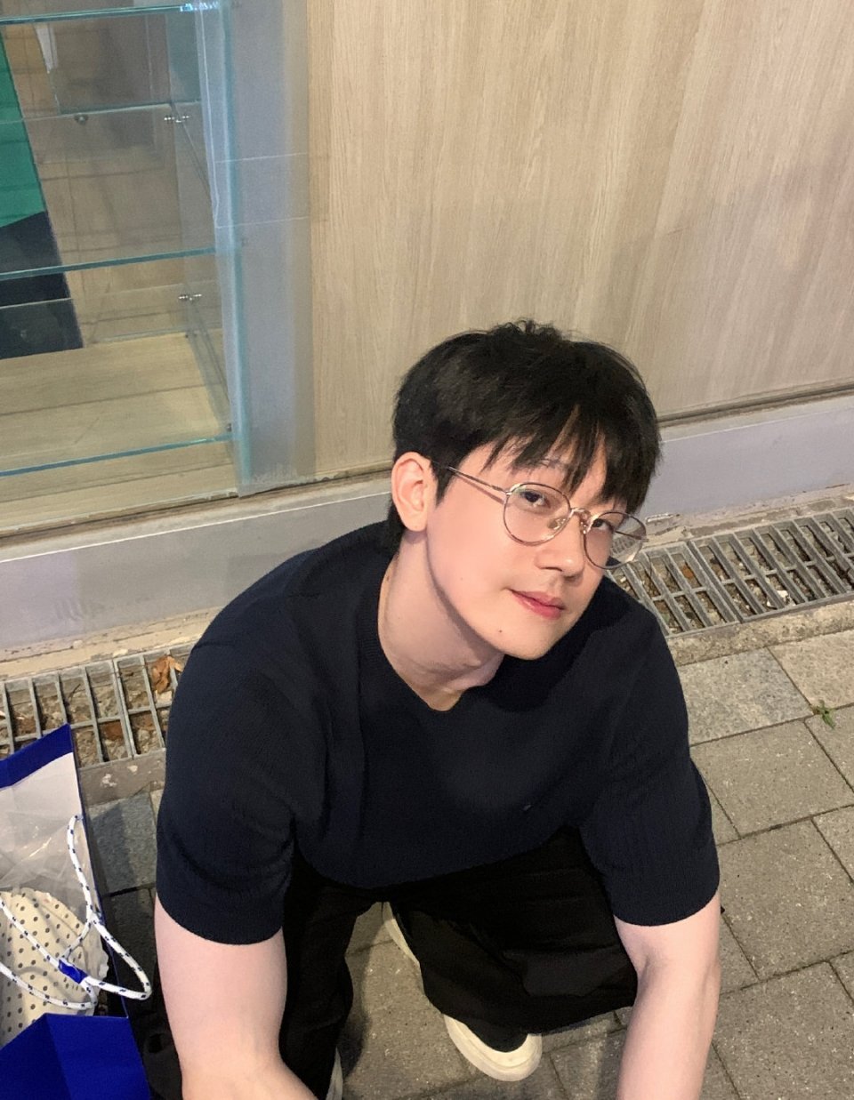 思慕社字母你走后的风，总比从前更懂事些。它不再掀我的书页，也不碰我的衣角，只是轻