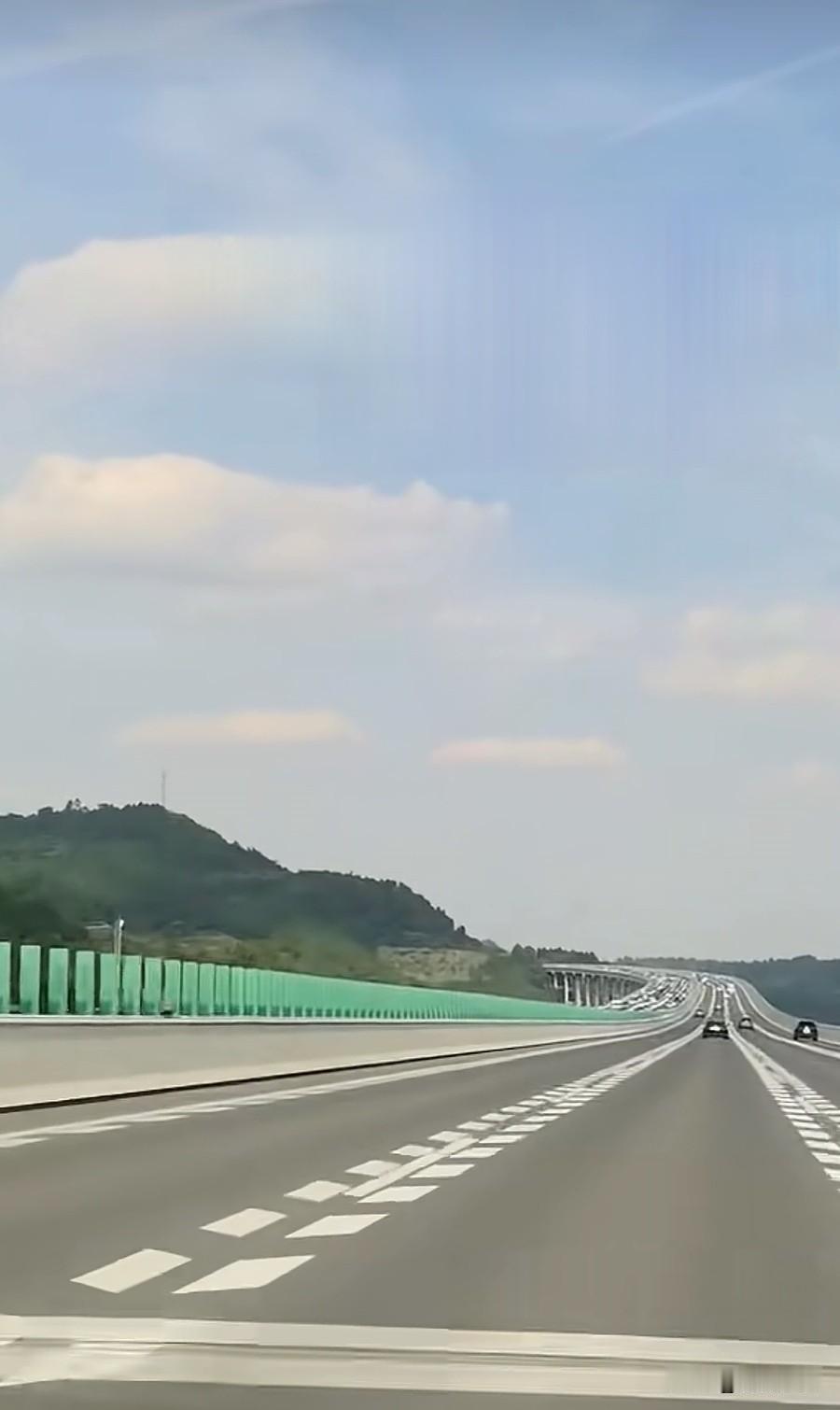 汉蓉高速好是好，但晚上开车时，对方光线太强，无法阻挡，严重干扰开车提速。