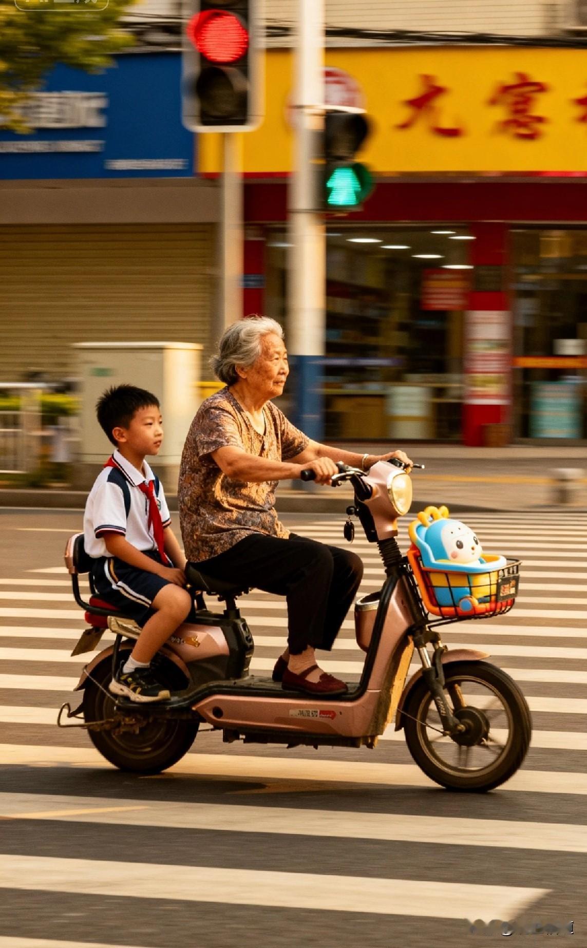 路上看到奇葩一幕：7岁萌娃“举报”奶奶

前不久在一个十字路口，看到一位大妈骑着