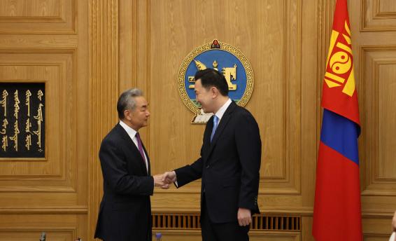 赖清德天塌了！  
在会见到访的中国外长王毅时，蒙古国总理乌其尔勒说的是“不支持