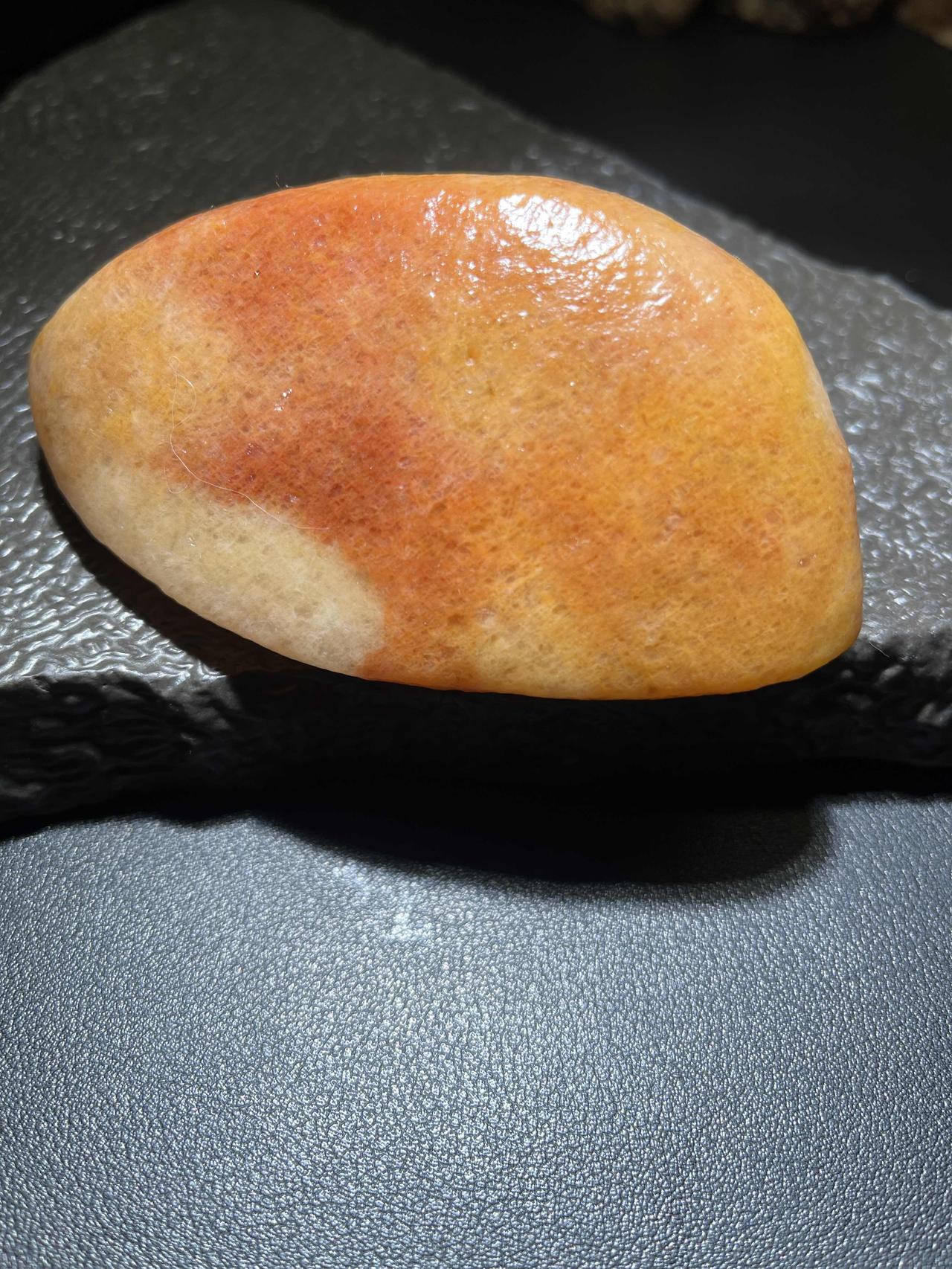 新疆金丝玉产自乌尔禾地表也叫金丝彩玉！图中这块彩玉原石型好完整 是雕刻把玩赏析的