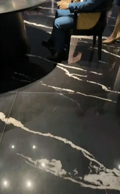 在这种场所轻歌曼舞可比在主题乐园、游乐场表演安全多了！
高端宴会，当代精英中的精