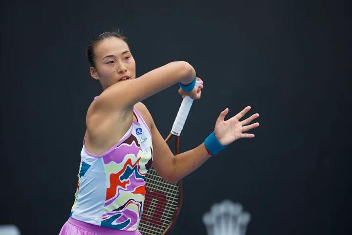 好样的！郑钦文澳网首轮获胜，不负众望

北京时间1月16日，澳网正赛女单首个比赛