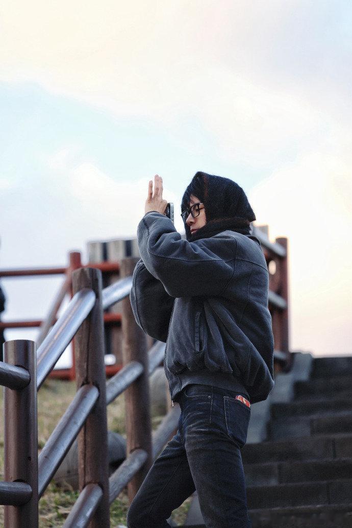 海边坐躺杀+自行车少年，每一帧都戳我心巴，花絮质感堪比正片 