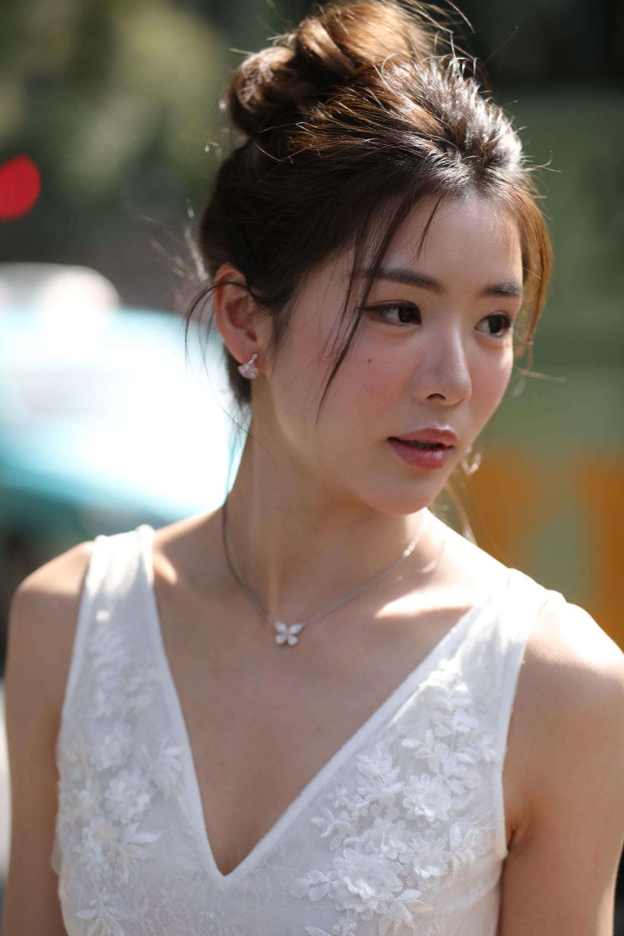 《日光白裙纪事》

浅金色的阳光穿过叶隙，落在她米白色蕾丝裙上，像撒了一层细碎的
