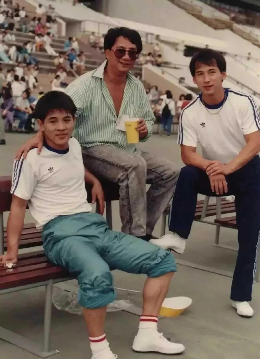 3位在功夫电影领域有重要地位的人物同框：我一眼就认出了穿着阿迪达斯运动服、坐在长