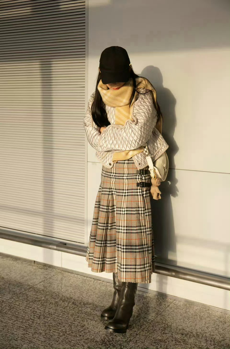 陈丽君  Burberry  菱格夹克配格纹半裙和围巾 