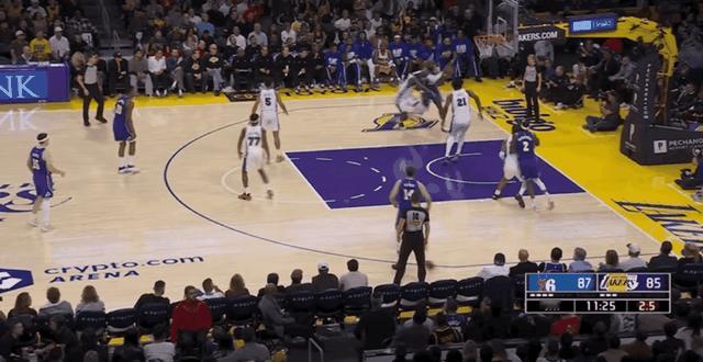 里夫斯35+6末节13分逆天改命！三分雨浇灭76人，湖人主场MVP声浪炸裂！🔥