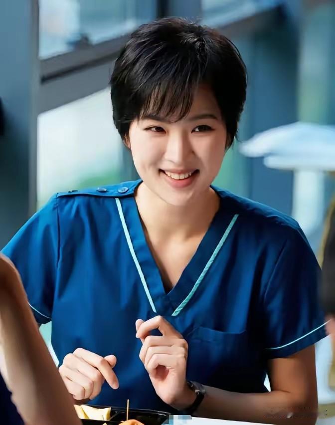 要我说，姚安娜能翻身，关键就一条：听劝！网友喊她“别在娱乐圈硬熬了”，她真就扭头