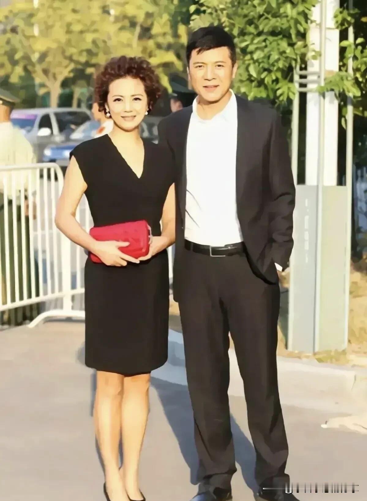 茹萍和刘之冰的合影，很般配，郎才女貌，是最幸福的重组家庭。妻子茹萍温婉贤淑，身穿