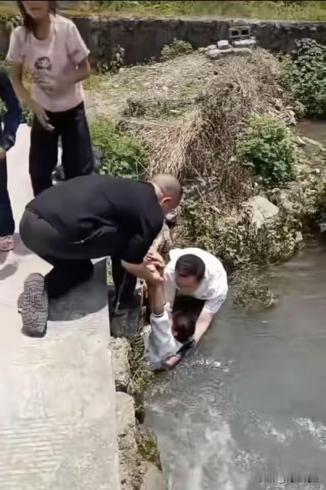 心是脏的，看什么都脏！重庆，小女孩落水卡在桥洞里，鞋子裤子都被冲掉了，两名男子将