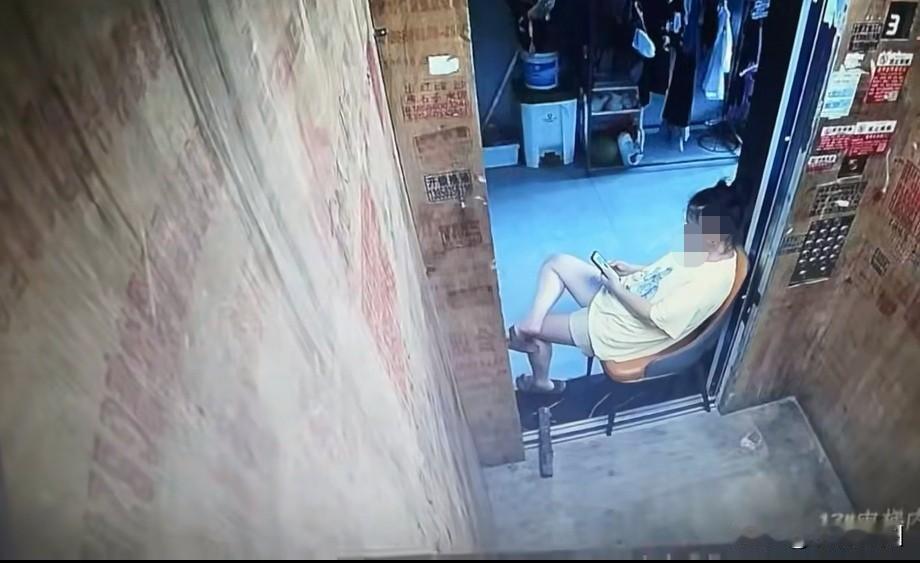 这女子太霸道了
遇到这种人应该狠狠的怼才对
某小区电梯监控拍到一女子为吹免费的空