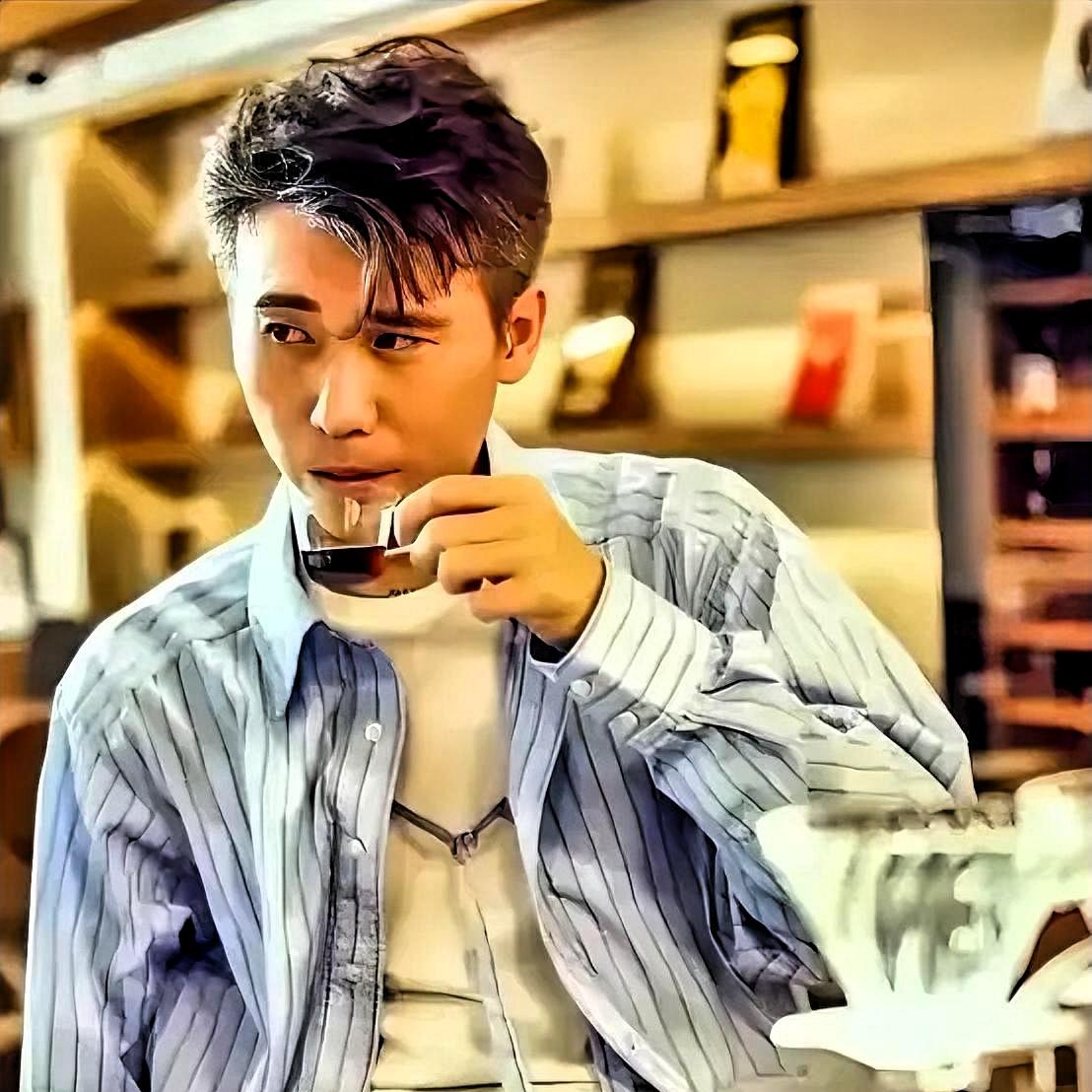 李乃文抱着颜丙燕亲了十几次，次次拿鼻子撞人家。颜丙燕被撞急了，当众怼他：你亲你媳
