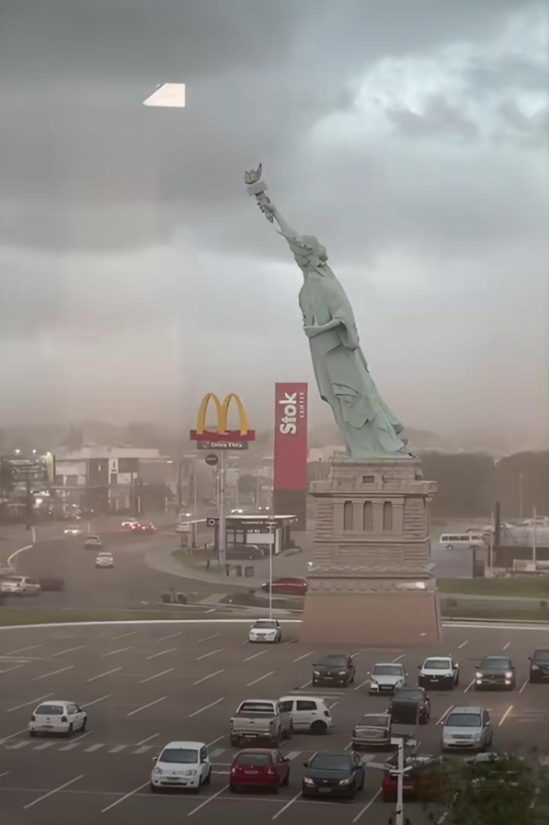 巴西瓜伊巴市，自由女神像复制品被强风吹倒。