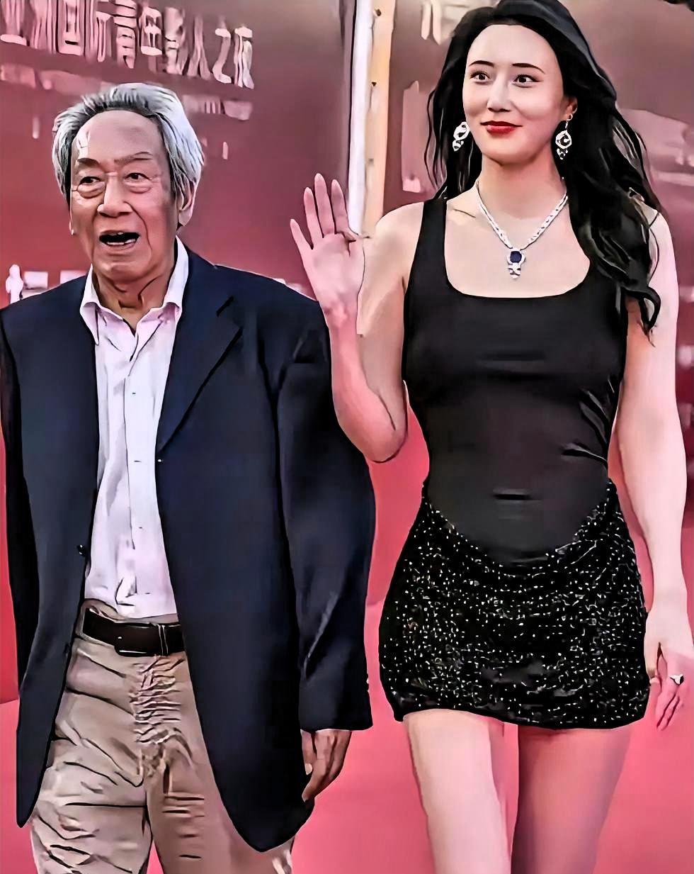 当年饶芯语铁了心要嫁给68岁的王奎荣，全网几乎一边倒地骂她图钱。可她转头干了一件