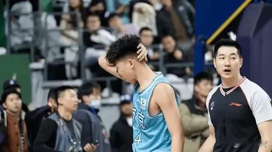 南京同曦官方抗议任骏威肘击魏一的行为！

昨晚，CBA常规赛，南京同曦主场迎战上