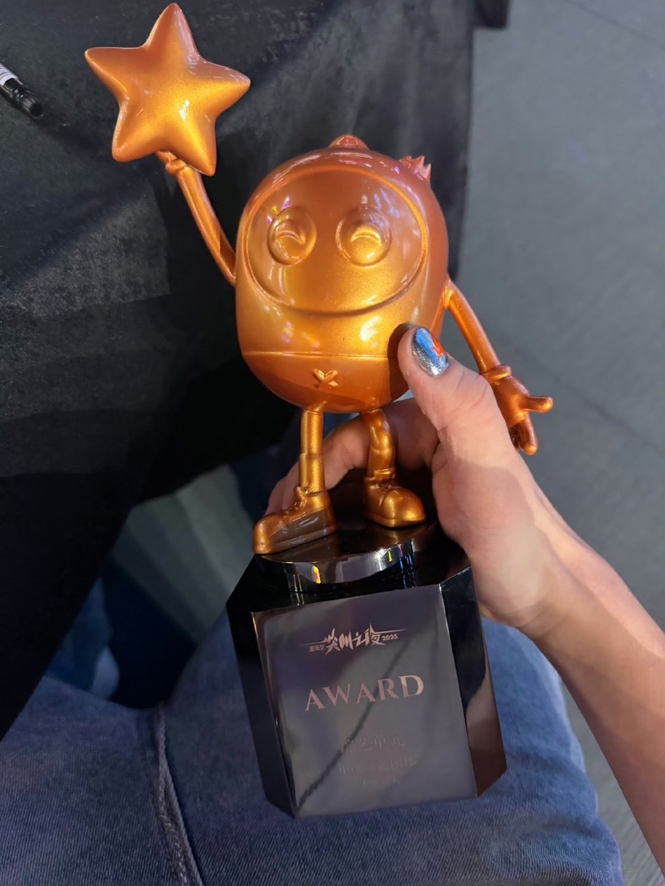 娱乐王一珩晒奖杯合照王一博晒了奖杯 获奖啦🏆越来越好～ 