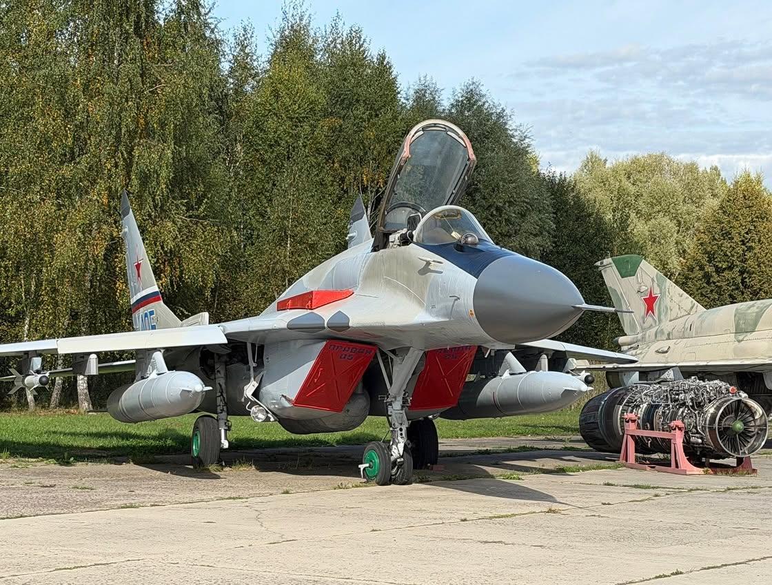 实验型MiG-29SMT飞机的第一架样机（产品代码 - 9.17），作为前线Mi