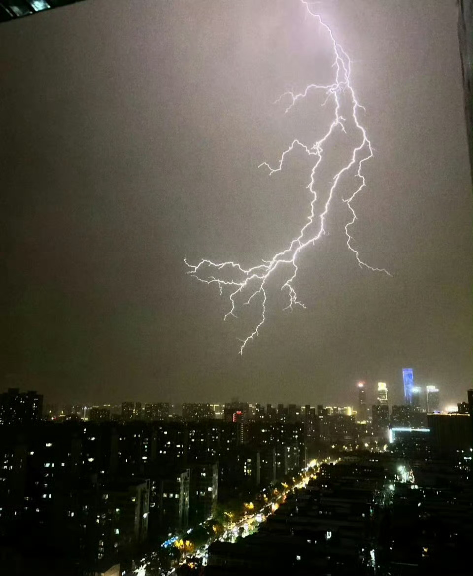西安暴雨完辣，家里窗子没关。。。。希望我的小鱼都没事吧[苦涩] ​​​