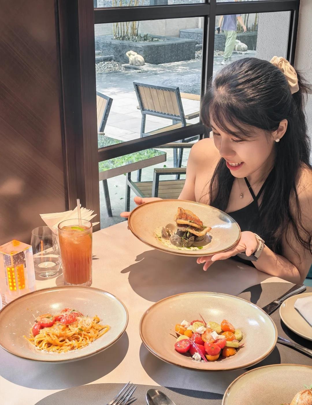 广州约会快来这里🩷永庆坊Bistro 
偏爱他家靠窗座位，向外望去满目盎然绿植