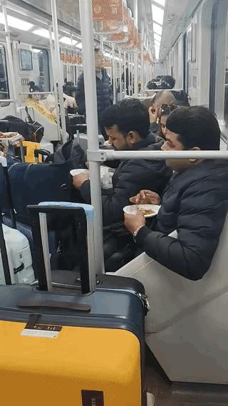 上海地铁上为什么会有这么多印度人？更奇葩的是有些印度人竟然还在地铁车厢里吃气味浓