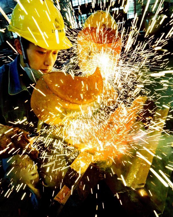 你以为摆摊只能靠运气？
喊对两个字，销量当场飙升50%。
他站摊前，见男客就喊“