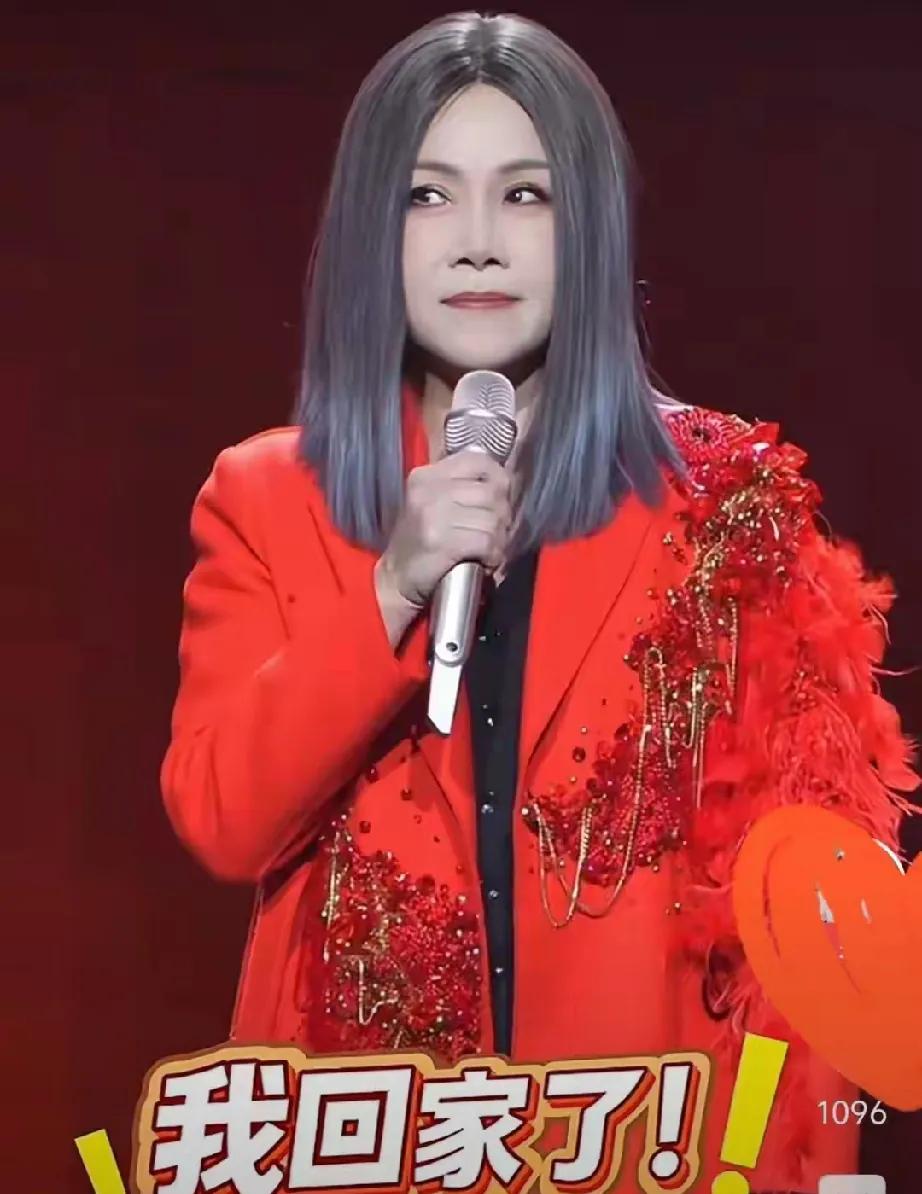 59岁田震跨年夜杀疯了！北京国家体育馆演唱会直接炸场，万人嗨翻！24年首巡，她硬