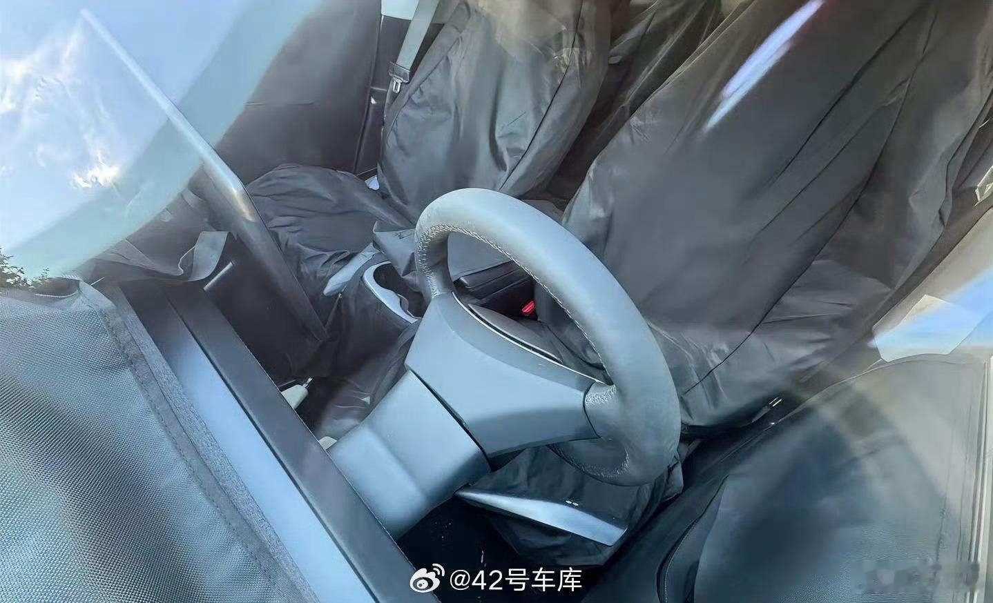 传说中的特斯拉“廉价版Model Y”内饰谍照（出处见水印），作为成本削减的一部