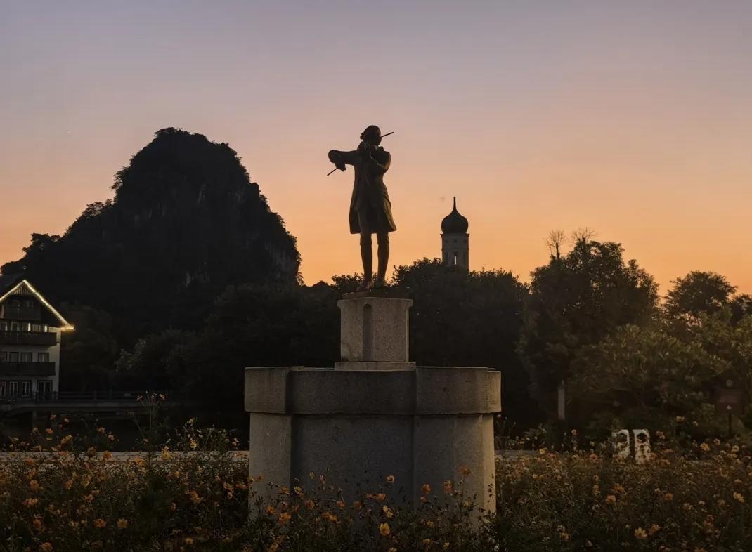 悠悠的晚钟
打破小镇的宁静
温润的春风骑着白龙马
一路撩拨夕阳
把半个西天羞成微