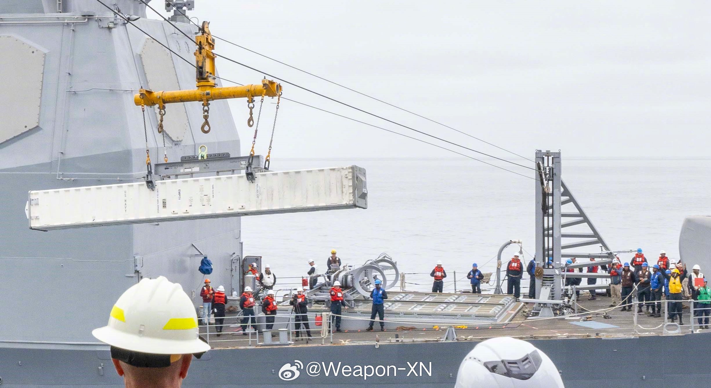 #兵器影像[超话]# 美国海军公布使用TRAM的Mk 41 VLS海上重新装填作