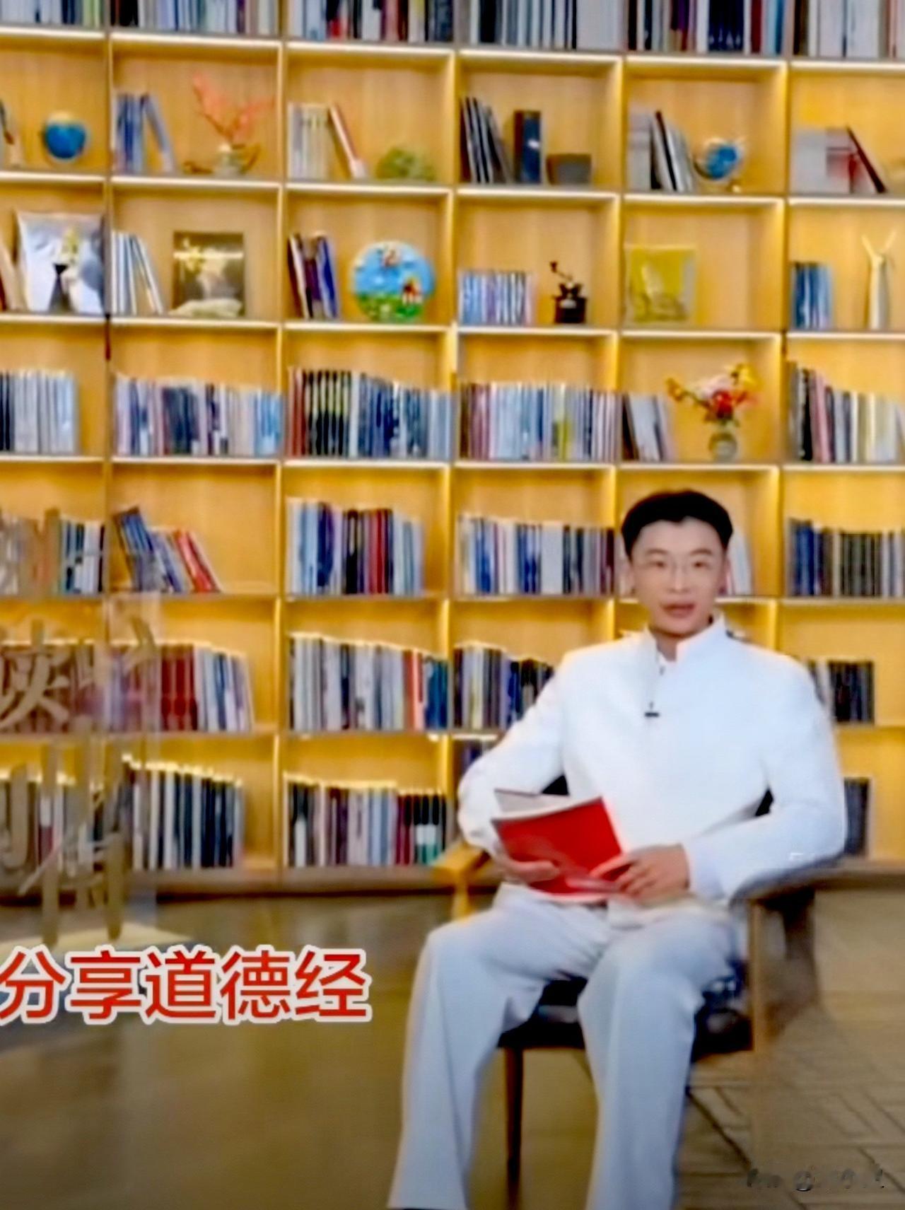 网友说，他最佩服的人是郭有才，小学没毕业到央视讲道德经，一个卖烧烤的，倾刻间变成