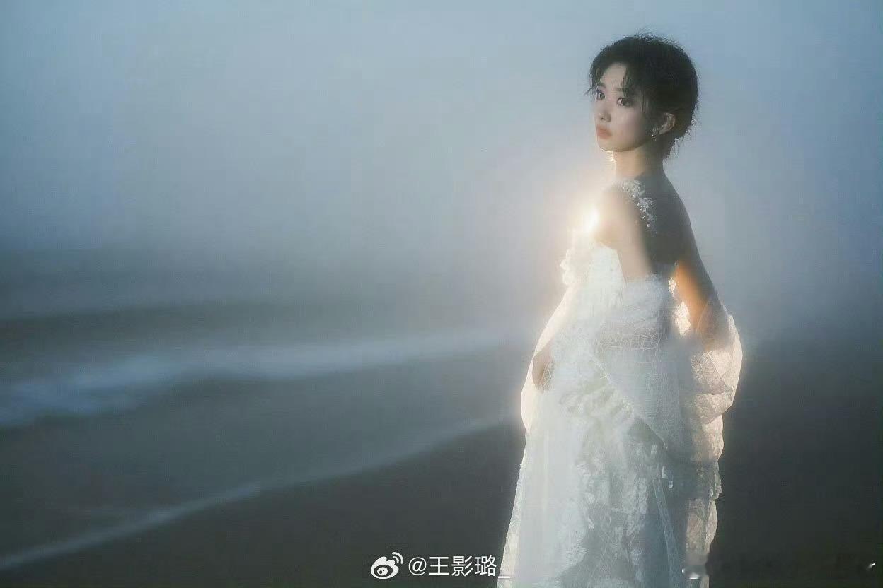 爱上王影璐这款纯净水女孩了 被王影璐“纯净水”气质戳中！白裙照灵气满格，镜头内外
