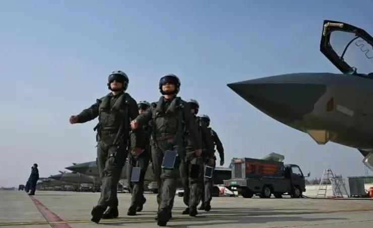 #歼20飞行员：首战用我 用我必胜#战斗机在空中就是拼刺刀，而且后面再加入空地协