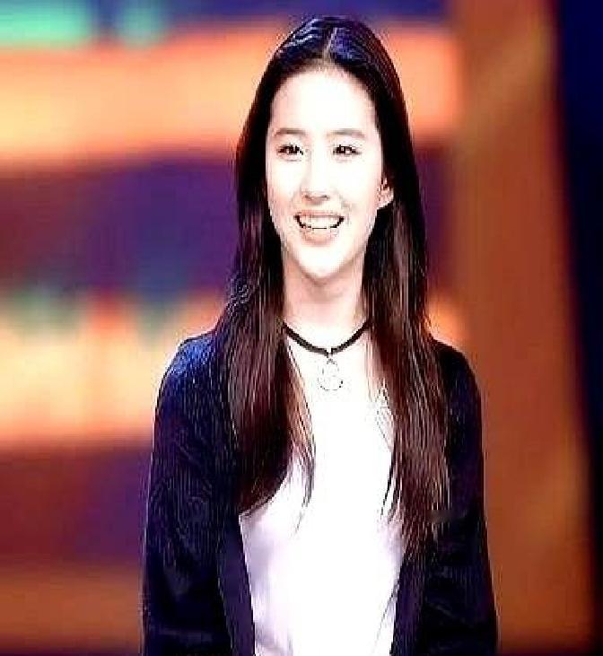 刘亦菲的一张街拍，选了黑色丝袜，Wolford Tights 50，结果全网断货