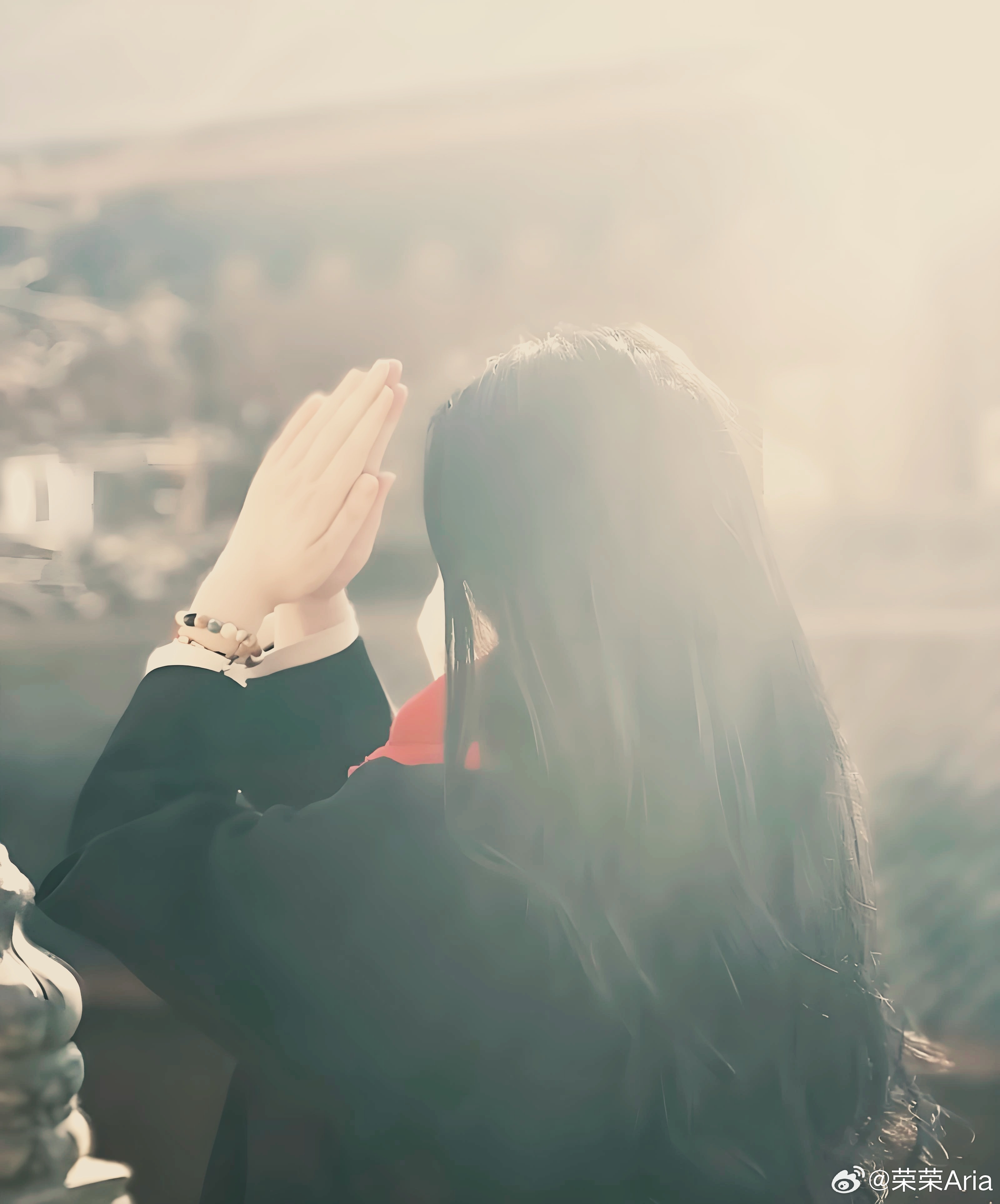 愿硝烟散尽，晚风依旧温柔，人间皆得安稳。希望战火熄灭，月光能照亮每一条回家的路。