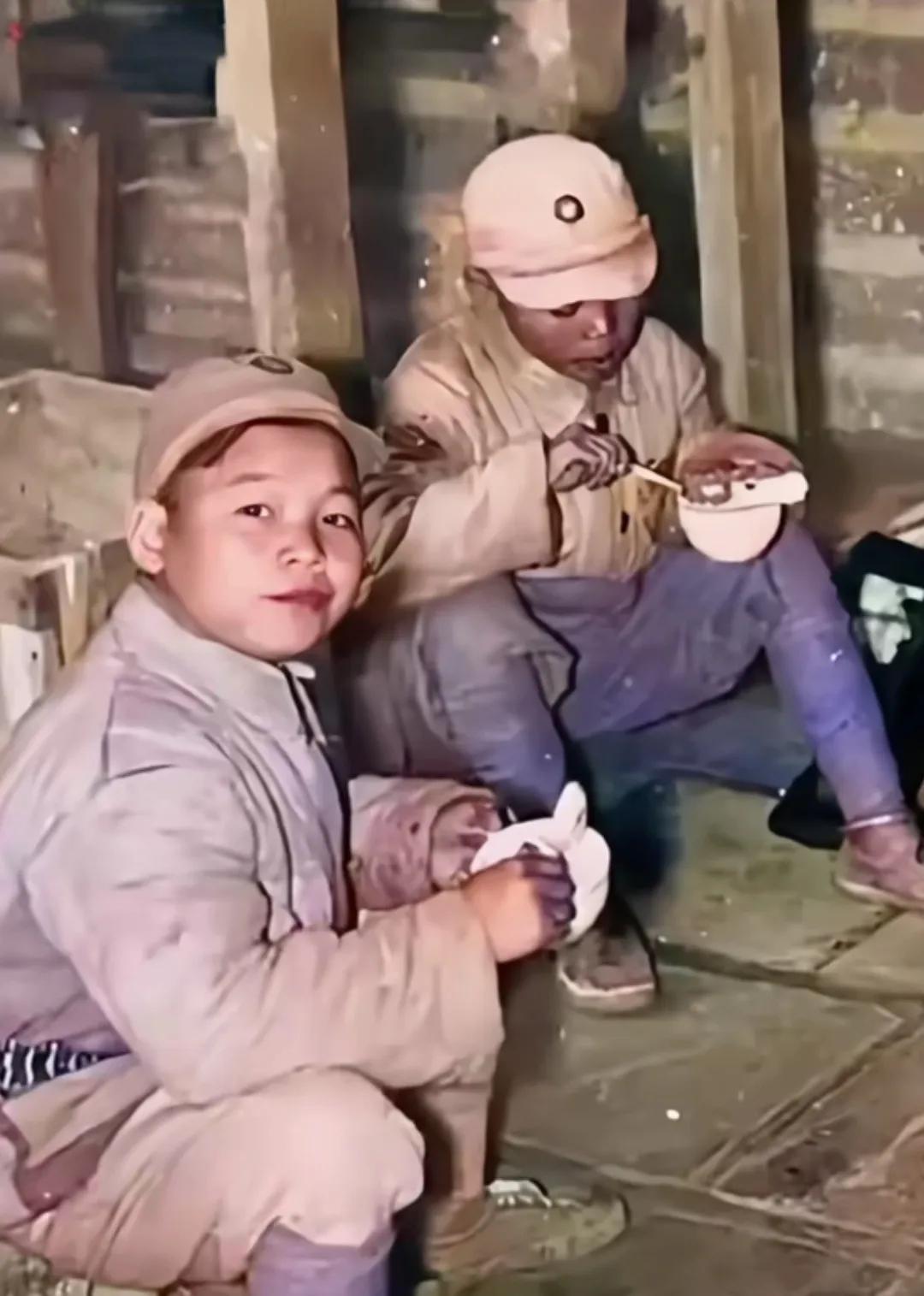 大家仔细看，这是抗战时期真实的娃娃兵照片，可以看的出来他们明显的稚气未脱，可是他