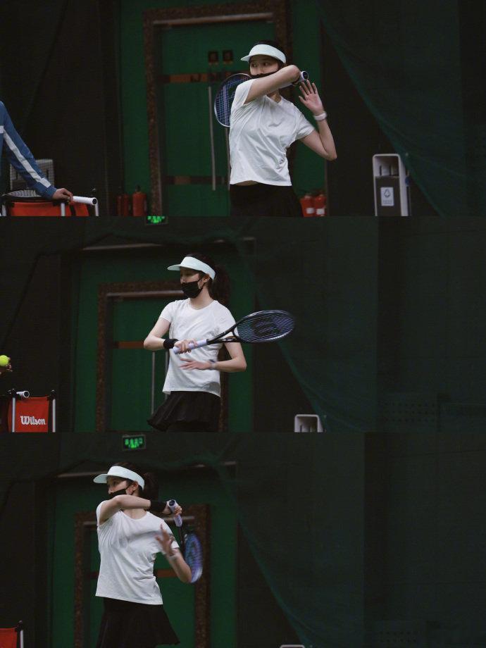 关晓彤动起来打网球 