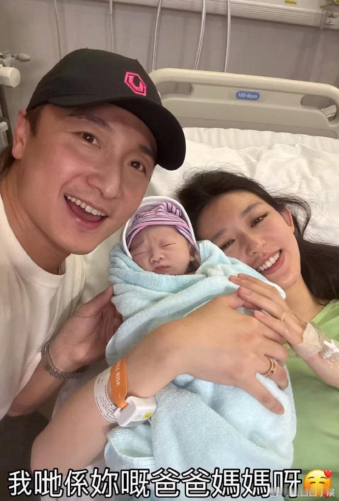 方力申晒一家三口合照 方力申晒一家三口合照，好有爱啊~  方力申给女儿剪脐带